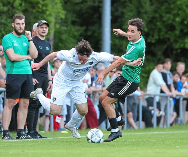 Auch noch den letzten Schritt machen wollen DJK-Trainer Lars Schweizer (hinten mit Kappe) und sein Team mit Jonathan Wolpert (rechts).