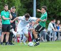 Auch noch den letzten Schritt machen wollen DJK-Trainer Lars Schweizer (hinten mit Kappe) und sein Team mit Jonathan Wolpert (rechts).