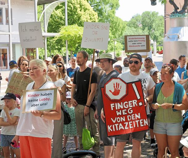 Auf dem Kronenplatz wird gegen die Kita-Straregie der Stadt demonstriert.