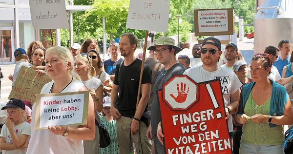 Auf dem Kronenplatz wird gegen die Kita-Straregie der Stadt demonstriert.