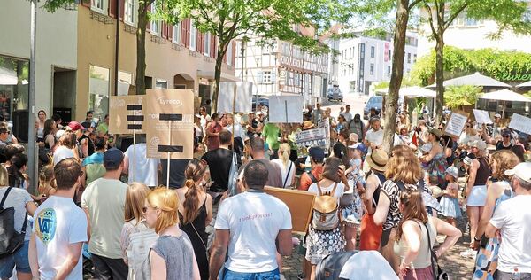 Im Juni gingen Dutzende Familien in Bietigheim-Bissingen auf die Straße, um gegen die geplante Erhöhung der Kita-Gebühren zu demonstrieren. Der Gemeinderat hat nun die entsprechenden Vorschläge der Verwaltung abgelehnt.