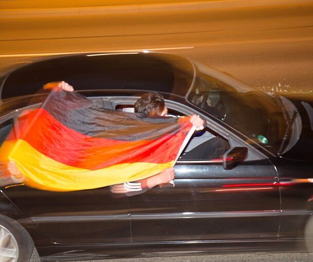 Fans fahren in einem Auto durch Ludwigsburg.