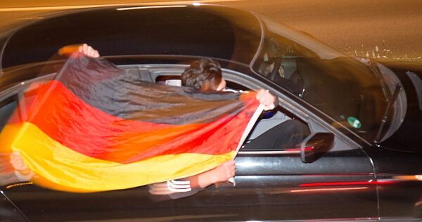Fans fahren in einem Auto durch Ludwigsburg.