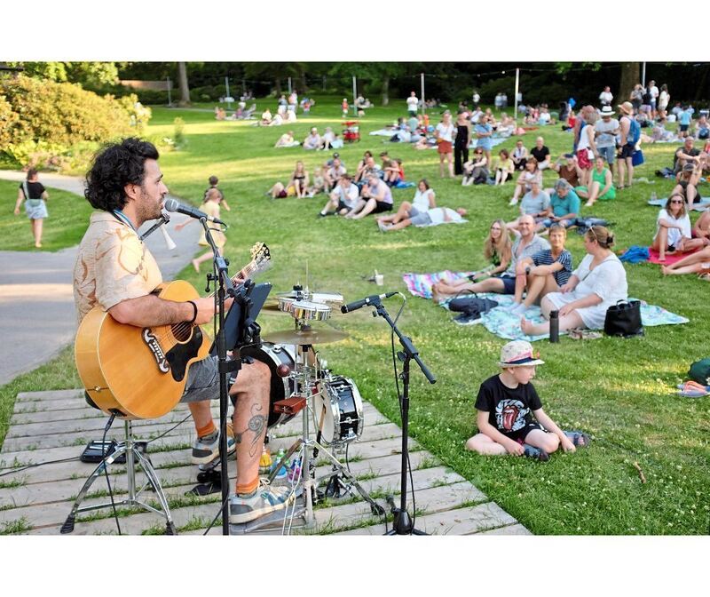 Die Besucher genießen die Musik. Die Besucher genießen die Musik.