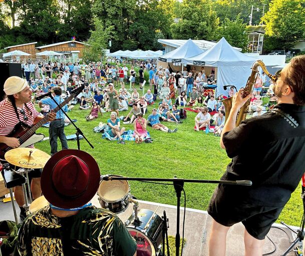 Entspannte Picknick-Party-Stimmung im Schlossgarten: Das Straßenmusikfestival soll – allen Gerüchten zum Trotz – weiter stattfinden.