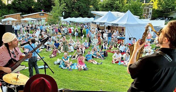 Entspannte Picknick-Party-Stimmung im Schlossgarten: Das Straßenmusikfestival soll – allen Gerüchten zum Trotz – weiter stattfinden.