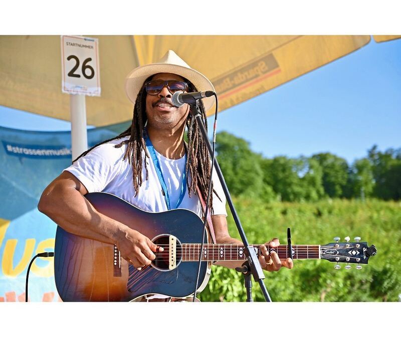 Roger William Smith beim Straßenmusikfestival. Roger William Smith beim Straßenmusikfestival.