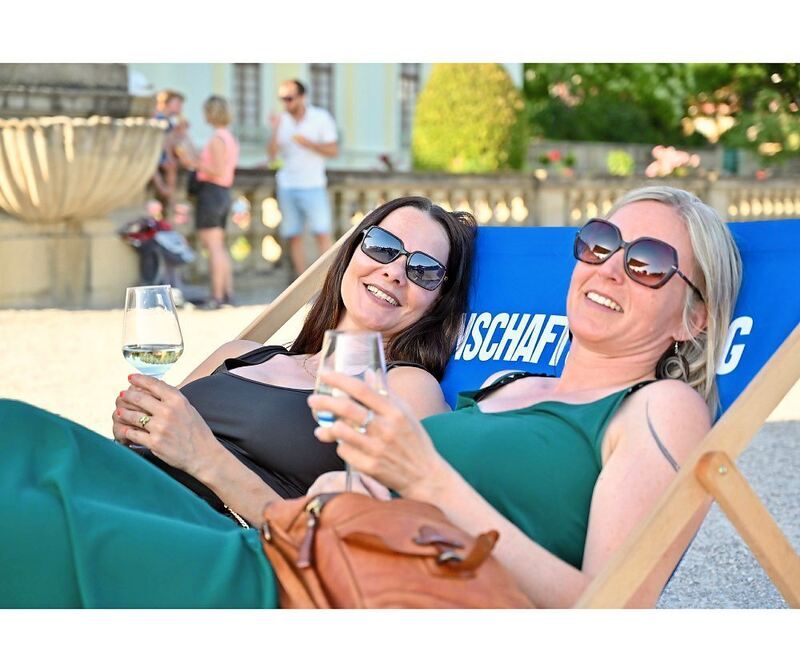 Mit einem kalten Getränk lässt sich das Fest genießen. Mit einem kalten Getränk lässt sich das Fest genießen.