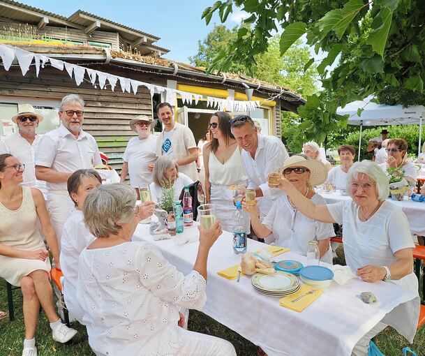In weißer Kleidung wird in Erdmannhausen gefeiert.