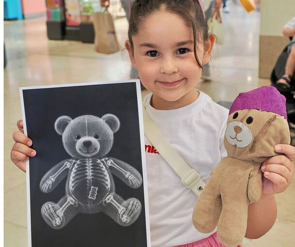 Das Röntgenbild in der Teddyklinik entlarvt es: Der Teddy von Liyra (5) hat Gummibärchen gegessen.
