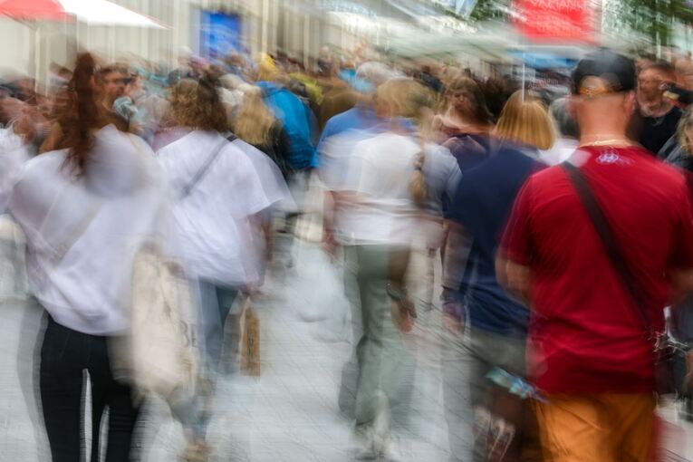 Passanten in der Innenstadt Passanten in der Innenstadt