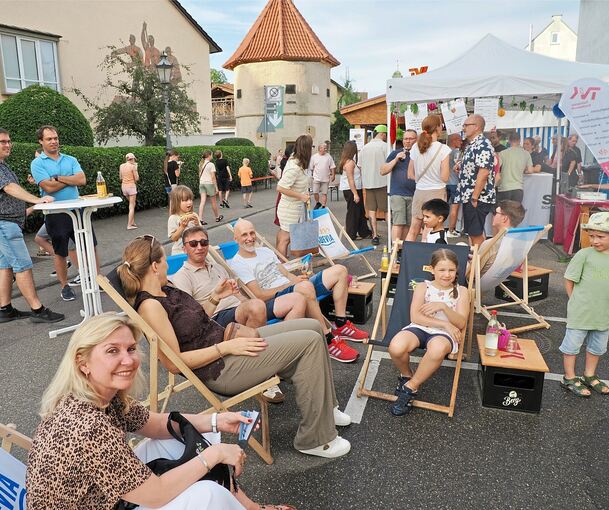 Die Besucher haben beim Straßenfest die besondere Atmosphäre eines Sommerabends unter freiem Himmel genossen.