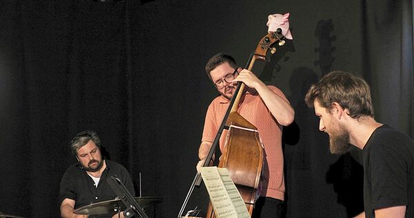 Markus Zink am Schlagzeug, Jan Mikio Kappes am Kontrabass und Fabian Meyer am Klavier setzen immer wieder überraschende Impulse.
