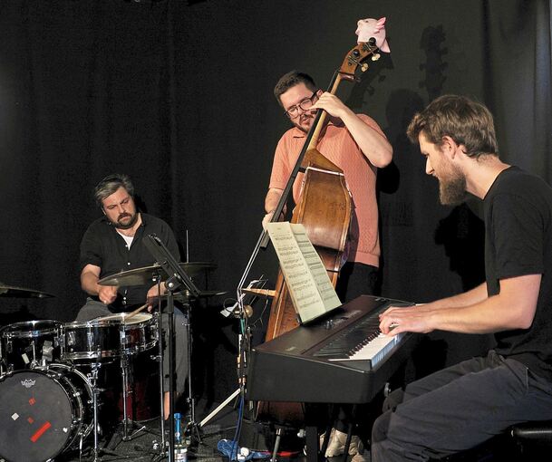 Markus Zink am Schlagzeug, Jan Mikio Kappes am Kontrabass und Fabian Meyer am Klavier setzen immer wieder überraschende Impulse.