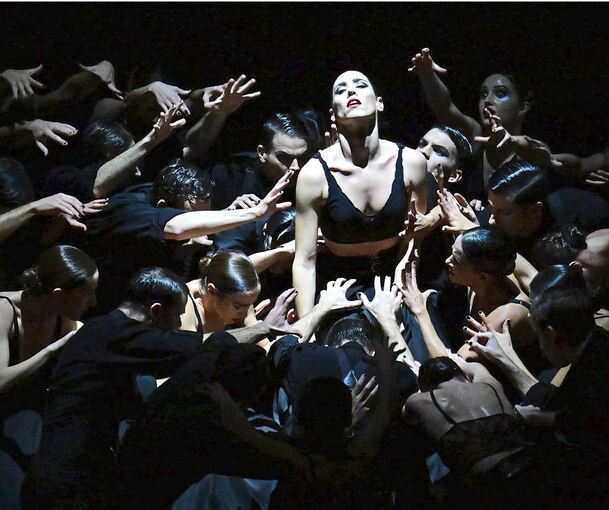 Meisterhaft inszenierte Bilder, im rauschhaften Kollektiv zu betörenden Körperskulpturen: das Ballett „Afanador“ des spanischen Choreografen Marcos Morau.