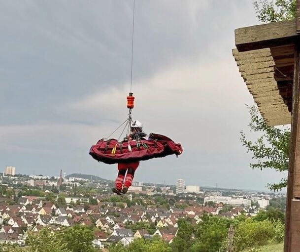 Die verletzte Frau wird am Hubschrauber aus den Weinbergen geflogen.