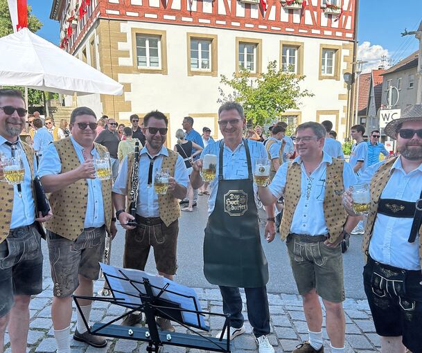 Auf ein gelungenes Fest: Bürgermeister Frank Hornek (Mitte) und örtliche Musiker.