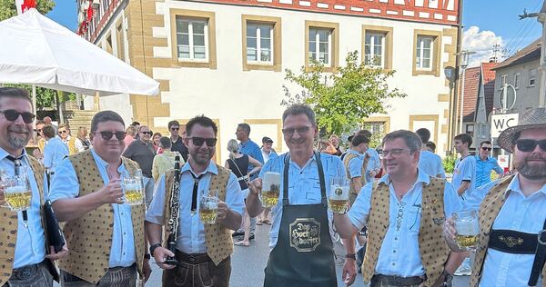 Auf ein gelungenes Fest: Bürgermeister Frank Hornek (Mitte) und örtliche Musiker.