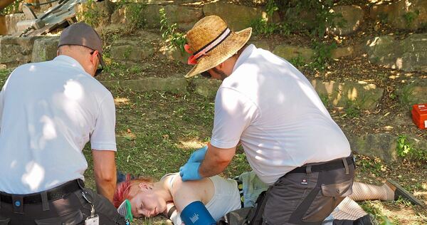 „Jeder Handgriff muss sitzen“: Wettbewerbsteilnehmer versorgen in Münchingen eine junge Frau.