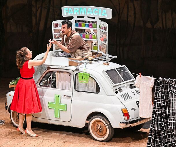 Gehilfe Mengone (Álvaro Zambrano), Grilletta (Marina Zyatkova) und der Fiat 500: Im Verlauf der Vorstellung dient das Kult-Auto als Schlafzimmer, Waschküche, Dusche und natürlich als Apotheke.