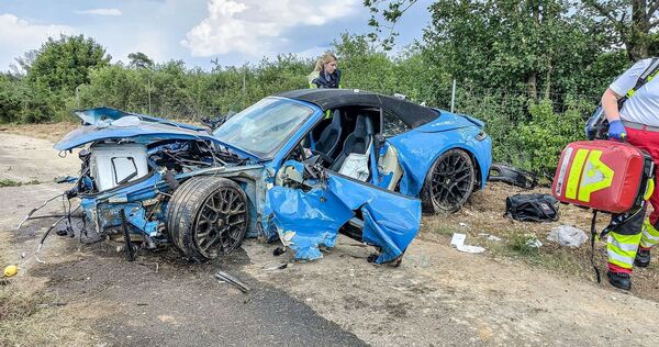 Auto kommt von A7 ab – zwei Menschen schwer verletzt