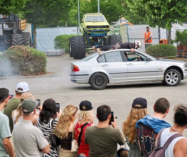 Rette sich, wer kann: Hier kommt der 700 PS starke und etwa 3,5 Tonnen schwere Monstertruck „Buster“.