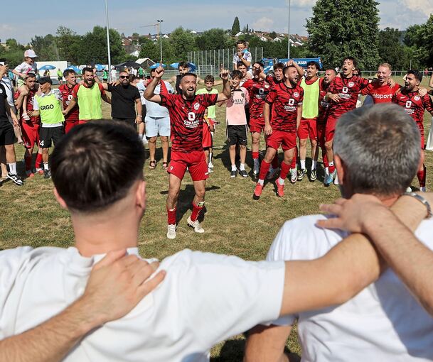 In Feierlaune: Spetim Muzliukaj (Mitte) und die Kornwestheimer feiern die Rückkehr in die Bezirksliga.