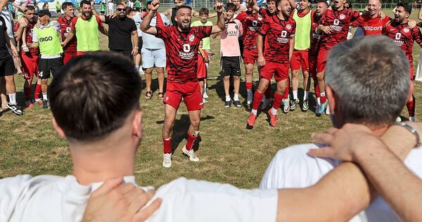 In Feierlaune: Spetim Muzliukaj (Mitte) und die Kornwestheimer feiern die Rückkehr in die Bezirksliga.