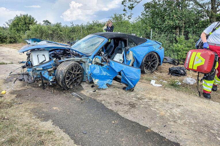 Sportwagen überschlägt sich - Beifahrerin stirbt Sportwagen überschlägt sich - Beifahrerin stirbt