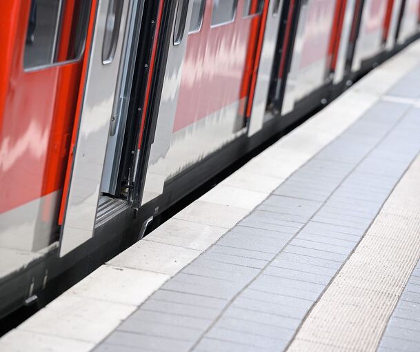 Ein Unbekannter griff einen Fahrgast in der S-Bahn an. Ein Unbekannter griff einen Fahrgast in der S-Bahn an.