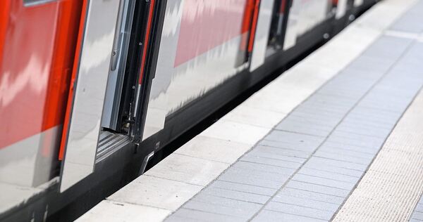 Ein Unbekannter griff einen Fahrgast in der S-Bahn an.