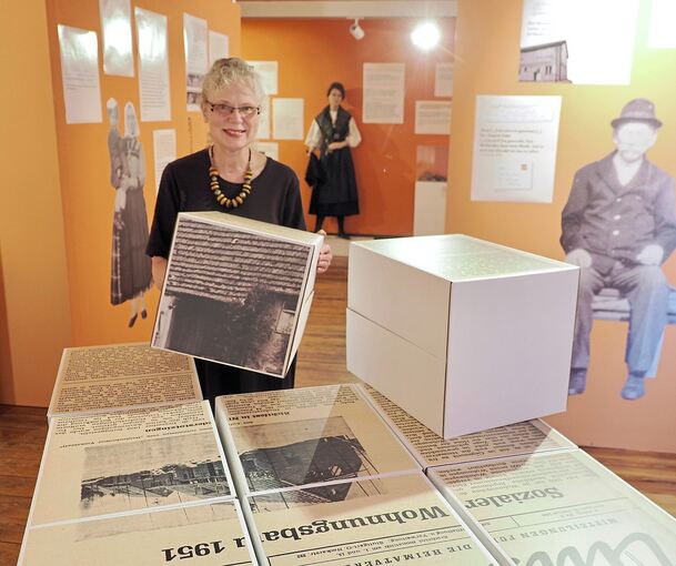 Museumsleiterin Birgit Knolmayer inmitten der außergewöhnlichen Exponate.