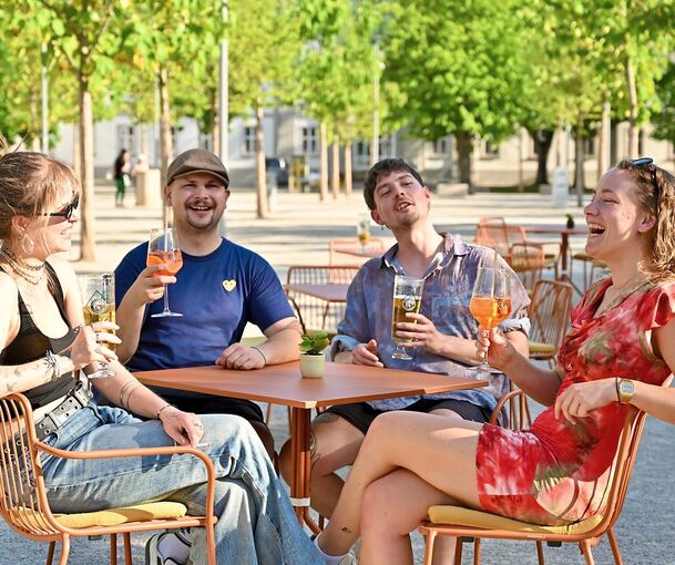 „Der Cocktail ab 14 Uhr schmeckt am besten!“, verraten die Studierenden aus Ludwigsburg auf dem Arsenalplatz.