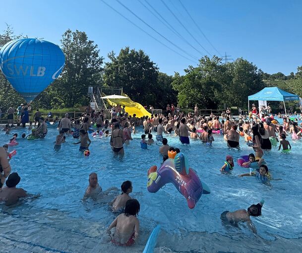 Was tun bei Hitze? Eine Abkühlung mit der ganzen Familie im Hohenecker Freibad kommt da genau richtig.