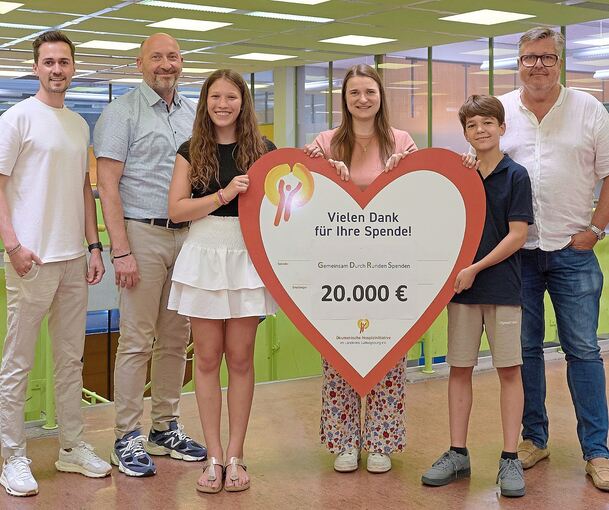 Peter Digel, Hardy Sauer, Mia Pietschmann, Laura Schmoll, Mika Kapffenstein und Hartmut Meier (von links) bei der Spendenübergabe in der Gottlieb-Daimler-Realschule.