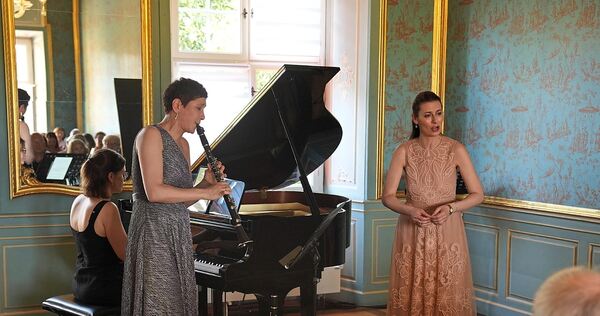 Drei exzeptionelle Musikerinnen: Die Pianistin Yael Kareth, die Sängerin Chen Reiss und die Klarinettistin Sharon Kam.