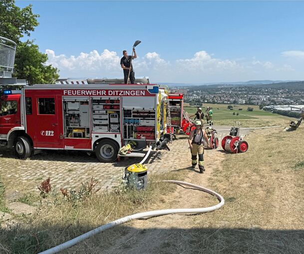 Neben der klassischen Brandbekämpfung mit Löschwasser setzte die Feuerwehr auch Waldbrandpatschen ein. Neben der klassischen Brandbekämpfung mit Löschwasser setzte die Feuerwehr auch Waldbrandpatschen ein.