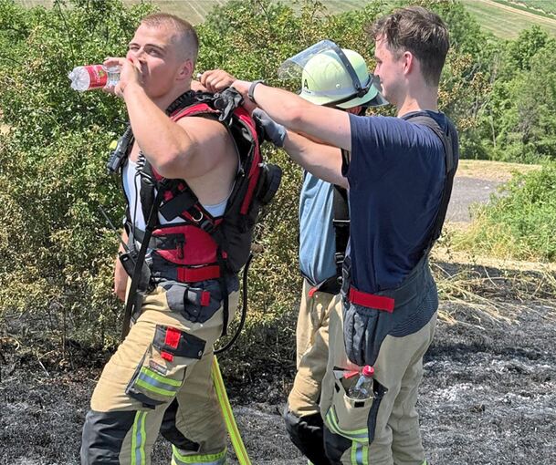 Die Feuerwehr setzte mehrere Löschrucksäcke ein, die körperliche Belastung für die eingesetzten Kräfte war beträchtlich. Die Feuerwehr setzte mehrere Löschrucksäcke ein, die körperliche Belastung für die eingesetzten Kräfte war beträchtlich.