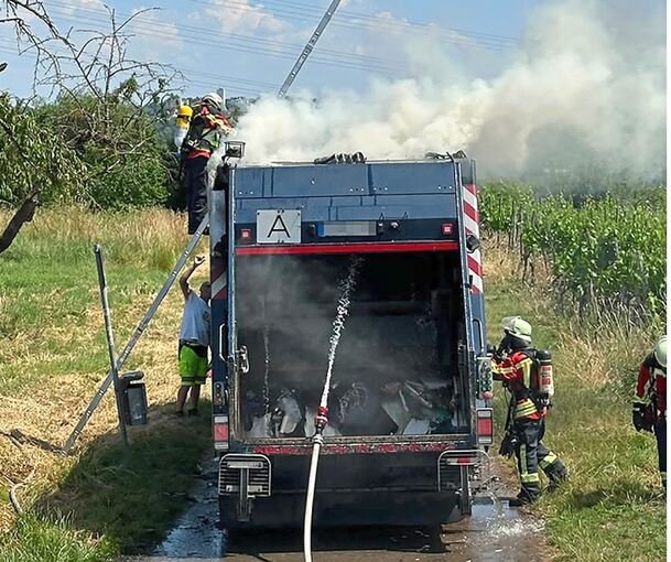 Der brennende Sperrmüll-Lkw in den Weinbergen: An Ort und Stelle ließ sich das Feuer nicht löschen.