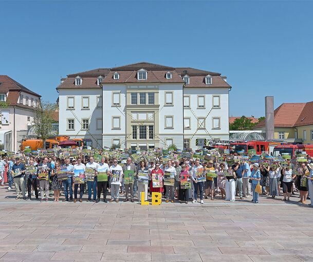 Imposantes Bild auf dem Rathaushof: Polizisten, Feuerwehrangehörige, Verwaltungsmitarbeiter aus dem öffentlichen Dienst und die gesamte Ludwigsburger Verwaltungsspitze machen auf die angespannte Finanzlage aufmerksam.