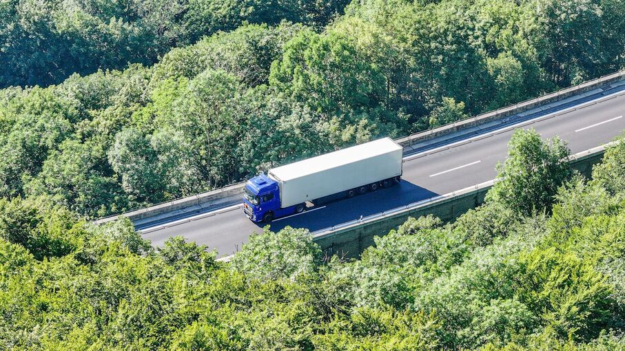 Gefahrgut legt A8 lahm – Evakuierungen und Waldbrandgefahr Gefahrgut legt A8 lahm – Evakuierungen und Waldbrandgefahr