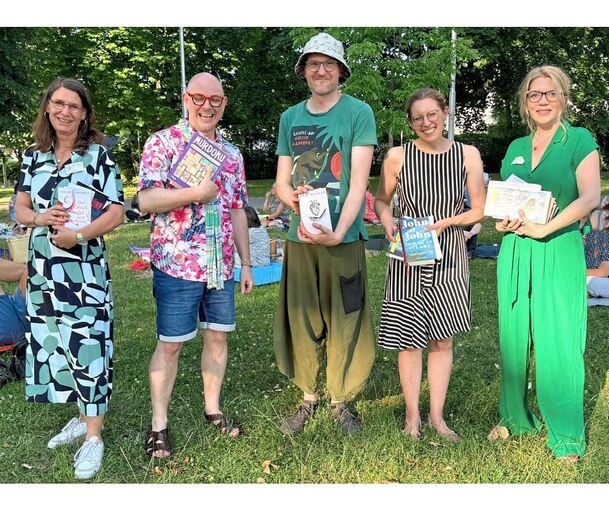 Die Teams der Buchhandlung und Stadtbücherei stellten persönliche Lieblingsbücher für den Sommer vor. Die Teams der Buchhandlung und Stadtbücherei stellten persönliche Lieblingsbücher für den Sommer vor.