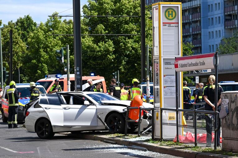 Schwerer Autounfall an Tramhaltestelle in Prenzlauer Berg Schwerer Autounfall an Tramhaltestelle in Prenzlauer Berg