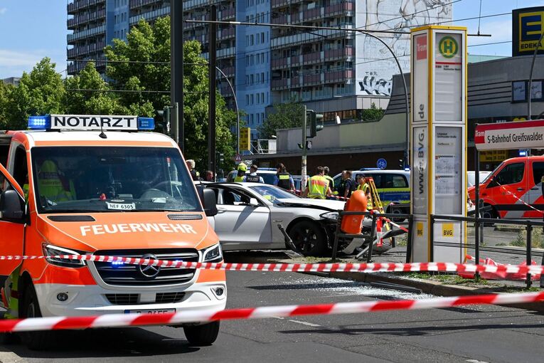 Schwerer Autounfall an Tramhaltestelle in Prenzlauer Berg Schwerer Autounfall an Tramhaltestelle in Prenzlauer Berg