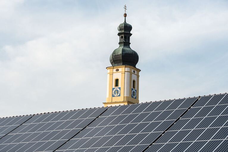 Solaranlage vor Kirchturm Solaranlage vor Kirchturm