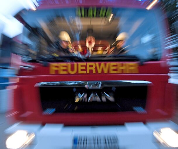 Auf dem Weg zum Einsatz hat ein Löschfahrzeug in Korntal-Münchingen ein Auto beschädigt. Auf dem Weg zum Einsatz hat ein Löschfahrzeug in Korntal-Münchingen ein Auto beschädigt.