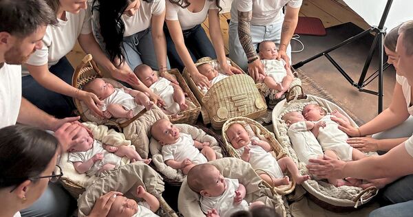 Elf auf einen Streich: Die Eltern all dieser Babys haben sich in Ludwigsburg auf der Frühchen-Station kennengelernt. Jetzt treffen sie sich für ein einmaliges Foto wieder.
