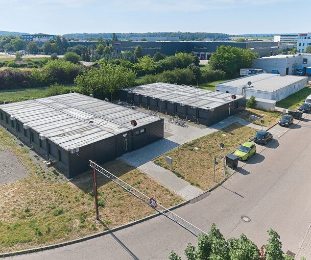 Die Miete für die dunkle Containeranlage soll in wenigen Monaten beendet werden, die Flüchtlinge in die Kreis-Unterkunft nach Korntal ziehen.