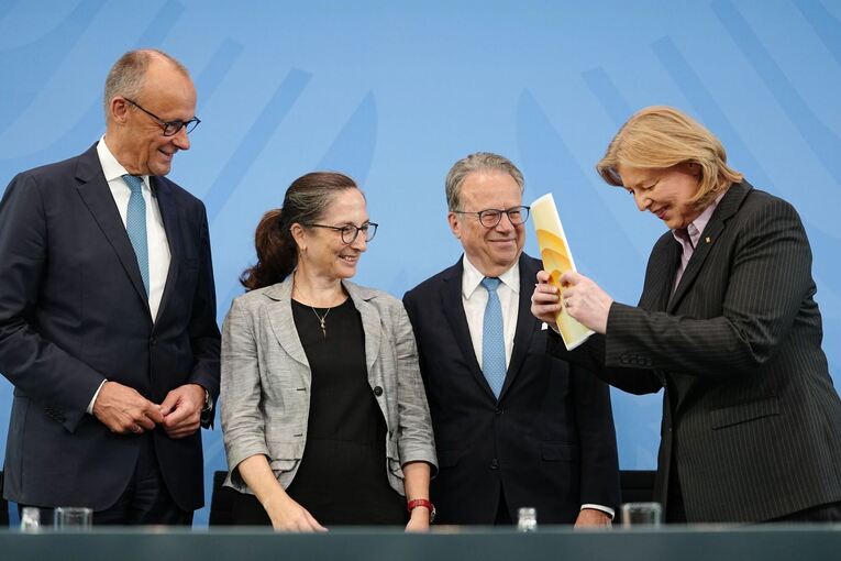 Rentenkommission legt Bericht vor Rentenkommission legt Bericht vor