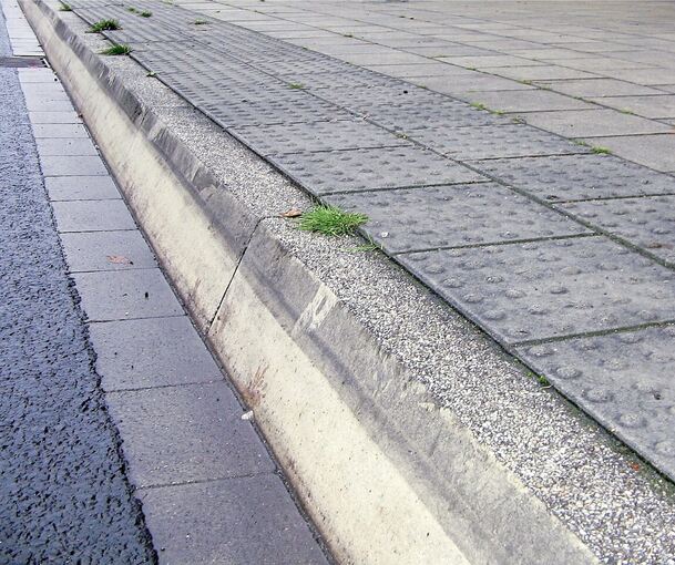 Adolf Blatt stellt unter anderem Straßenpflaster, Bordsteine und Stufen aus Beton her (Symbolbild)